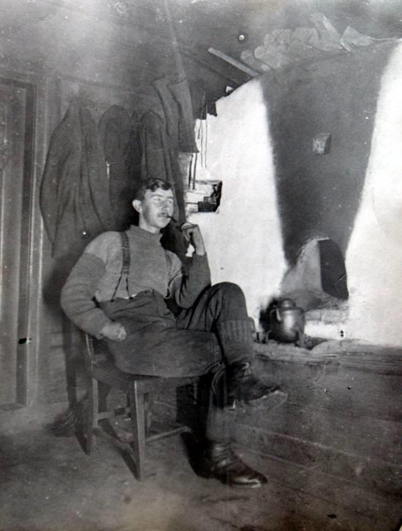 Alfred Andersson Orainen framför rökugnen. Kortet taget före 1942 får då åkte rökugnen ut.