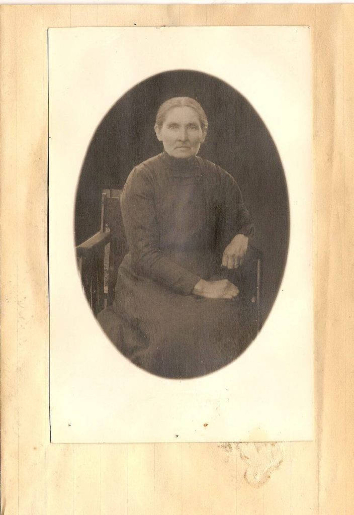 Kristina Jansdotter Riekkinen född 1861 Södra Lekvattnet gift med Harald Andersson från Kronhalla. Bodde på Lomstorp.