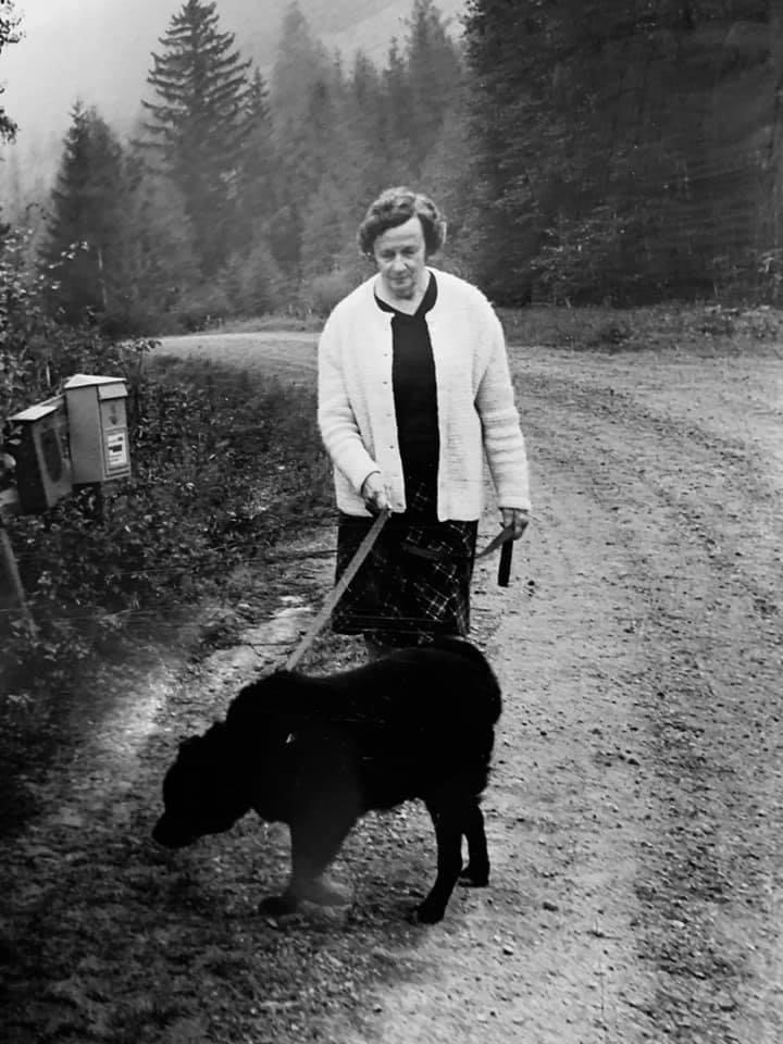 Karin Johansson på väg från Skoterstugan till sitt hem på Josefsberg (hennes standardrutt) med hunden Teddy någongång under 1979. Grattis