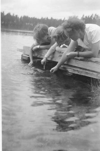 Min mor Alfhild f Berg, min bror Carl-Åke och jag.
